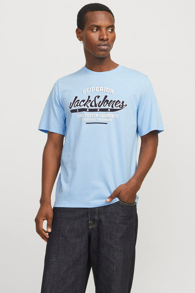 T-shirt bleu à manches courtes d'ORIGINALS BY JACK & JONES, avec imprimé logo vintage et jeans foncés.