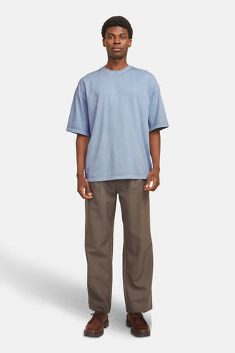 T-shirt bleu à manches courtes de CORE BY JACK & JONES, associé à un pantalon marron et des chaussures en cuir.