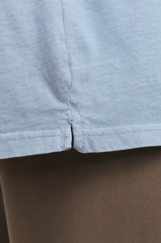 T-shirt bleu à manches courtes de CORE BY JACK & JONES, avec une fente sur le côté, gros plan.