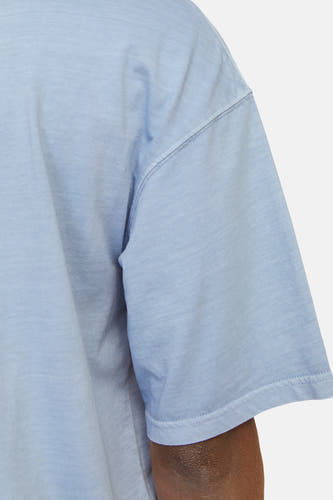 T-shirt bleu à manches courtes de CORE BY JACK & JONES, gros plan sur la manche et l'épaule.