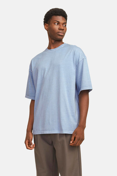 T-shirt bleu à manches courtes de CORE BY JACK & JONES, porté avec un pantalon marron.