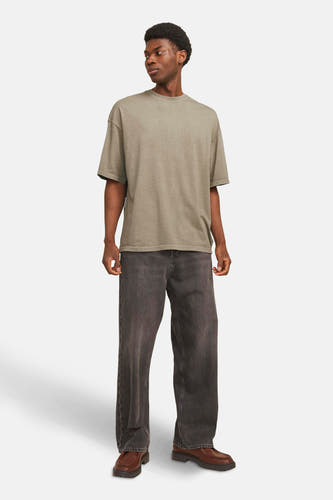 T-shirt vert de man mantes courtes CORE JACK JACK & J &, avec un un un et etéé avec des jeans noirs et des chaussures marrons.