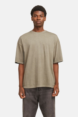 T-shirt vert de mantes courtes CORE JACK Jack & & J, en t couleur, porté avec un jeans bleu.
