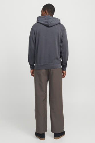 Sweat à capuche gris de CORE BY JACK & JONES, vue arrière avec poignets et ourlet côtelés, porté avec un pantalon marron et des chaussures noires.