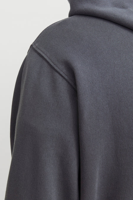 Sweat à capuche gris de CORE BY JACK & JONES avec texture côtelée visible et couture d'épaule en gros plan.