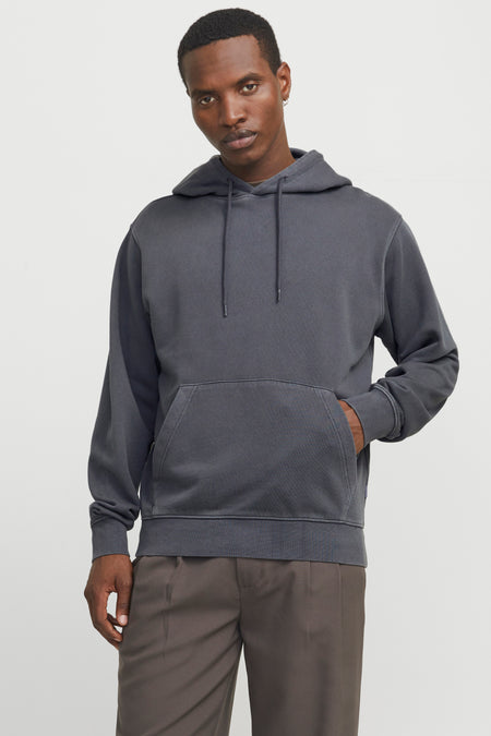 Sweat à capuche gris foncé de CORE BY JACK & JONES avec cordons de serrage, poche kangourou et poignets côtelés, porté par un homme.