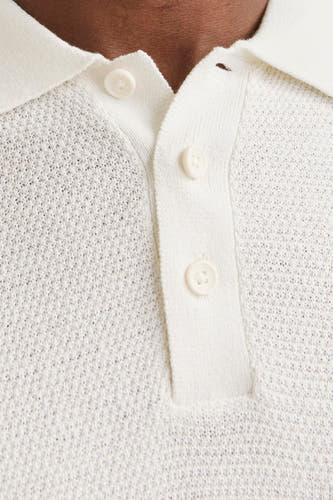 Pull blanc de CORE BY JACK & JONES, avec une texture tricotée fine et une fermeture à boutons.