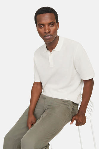 Pull blanc de CORE BY JACK & JONES, à manches courtes et à la texture subtilement tissée, porté avec un pantalon kaki.