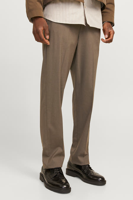 Pantalon brun de JACK & JONES JEANS INTELLIGENCE, associé à une chemise rayée, un manteau et des chaussures noires.