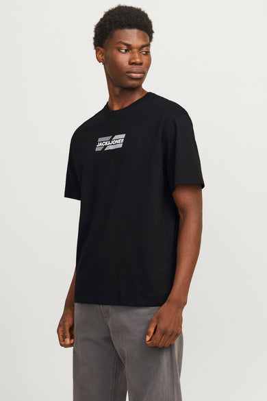T-shirt noir à manches courtes de CORE BY JACK & JONES, avec logo sur la poitrine et pantalon gris.
