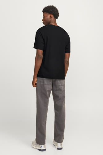 T-shirt noir à manches courtes de CORE BY JACK & JONES, vu de l'arrière, associé à un pantalon gris et des baskets.