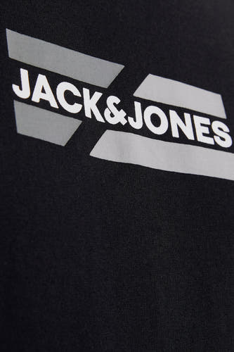T-shirt noir à manches courtes de CORE by JACK & JONES, avec un design de logo décoratif.