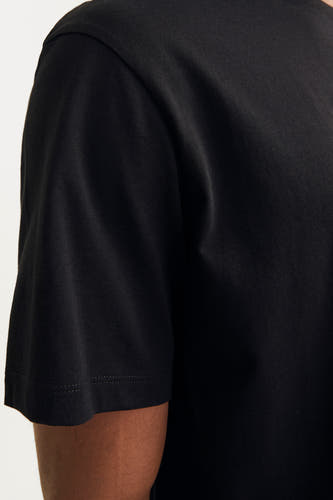 T-shirt noir à manches courtes de CORE BY JACK & JONES, gros plan de la manche et du épaule.