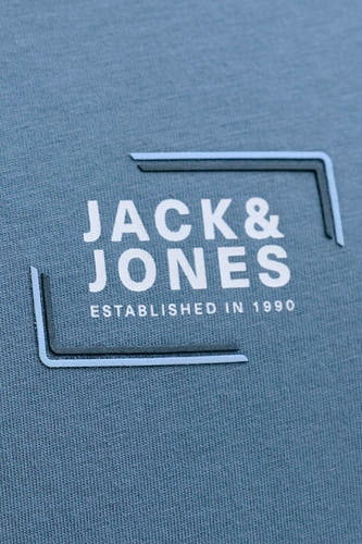 T-shirt bleu à manches courtes de CORE BY JACK & JONES, avec une impression de logo blanc et des détails graphiques.