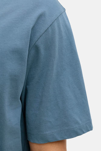 T-shirt bleu à manches courtes de CORE BY JACK & JONES, gros plan sur la manche.
