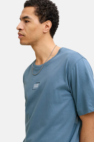 T-shirt bleu à manches courtes de CORE by JACK & JONES, avec une subtile impression de logo et une chaîne argentée.
