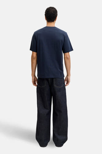 T-shirt bleu à manches courtes de CORE BY JACK & JONES, vu de dos, associé à des jeans larges.
