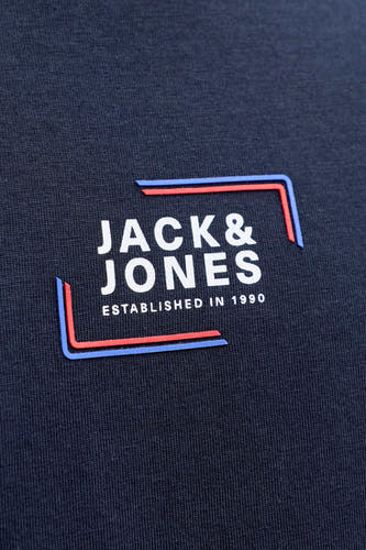 T-shirt bleu à manches courtes de CORE BY JACK & JONES, avec une impression de logo blanc et un cadre bleu et rouge.
