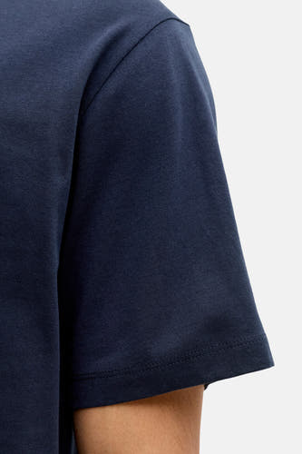 T-shirt bleu à manches courtes de CORE BY JACK & JONES, gros plan sur la manche et l'épaule.