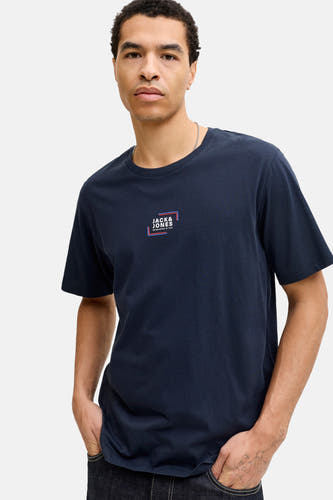 T-shirt bleu à manches courtes de CORE BY JACK & JONES, design simple avec logo sur la poitrine.