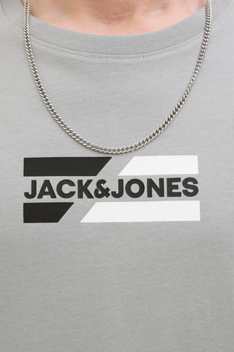 T-shirt gris à manches courtes de CORE by JACK & JONES, avec une chaîne argentée autour du cou.