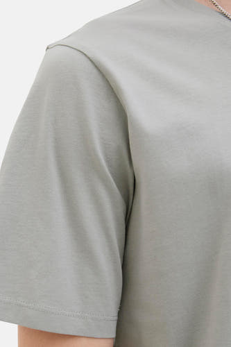 T-shirt gris à manches courtes de CORE BY JACK & JONES, détail sur la manche et l'épaule.