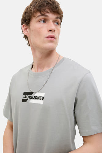 T-shirt gris à manches courtes de CORE by JACK & JONES, avec une chaîne d'argent.