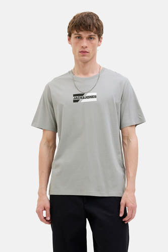 T-shirt gris à manches courtes de CORE par JACK & JONES, avec logo de marque sur la poitrine et chaîne argentée.