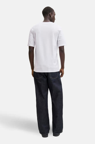 T-shirt blanc à manches courtes de CORE BY JACK & JONES, vu de dos, avec des jeans foncés.