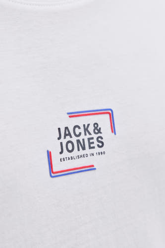 Wit T-shirt met korte mouwen van CORE by JACK & JONES, met een klein logo op de borst.
