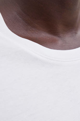 Wit T-shirt met korte mouwen van CORE BY JACK & JONES, close-up van halslijn.