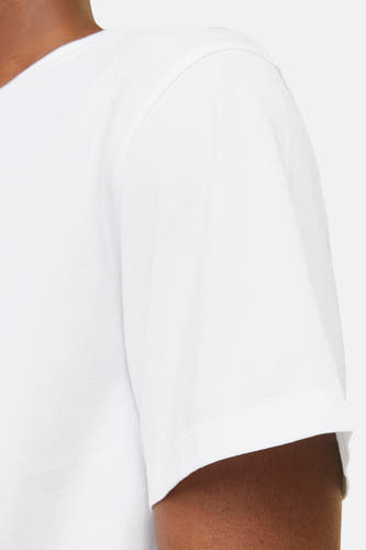 T-shirt blanc à manches courtes de CORE BY JACK & JONES, gros plan sur la manche.