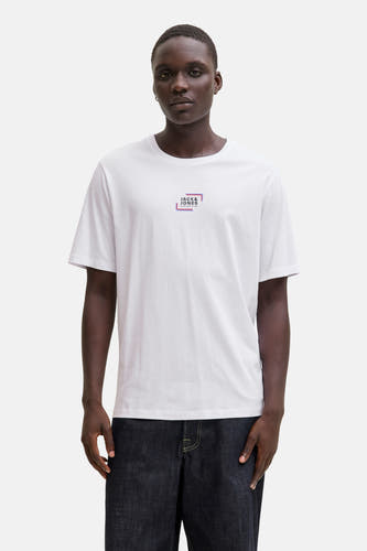 Wit T-shirt met korte mouwen van CORE by JACK & JONES, met een klein logo op de borst en gedragen met een donkere jeans.
