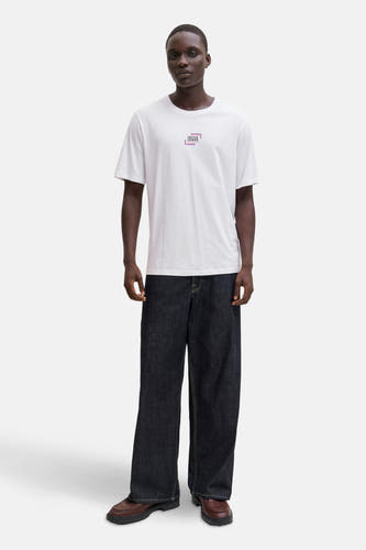 Wit T-shirt met korte mouwen van CORE by JACK & JONES, met logo op de borst en gedragen met donkere jeans.