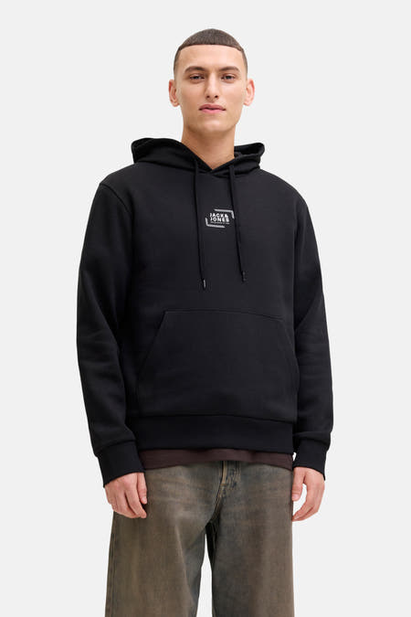 Pull-over noir avec capuche de CORE par JACK & JONES, avec des cordons et une poche kangourou, porté avec un t-shirt marron et un jean.