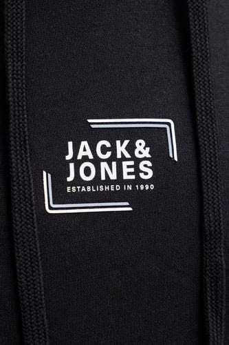 Gilet noir avec capuche de CORE BY JACK & JONES, avec logo blanc et cordons à la capuche.