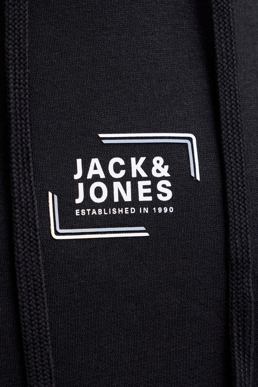 Zwarte hoodie met Jack & Jones-logo en koord.

