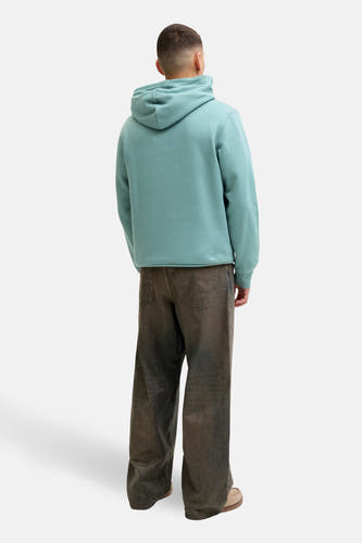 Pull-over bleu avec capuche de CORE BY JACK & JONES, vu de dos, avec un pantalon marron et des chaussures beige.