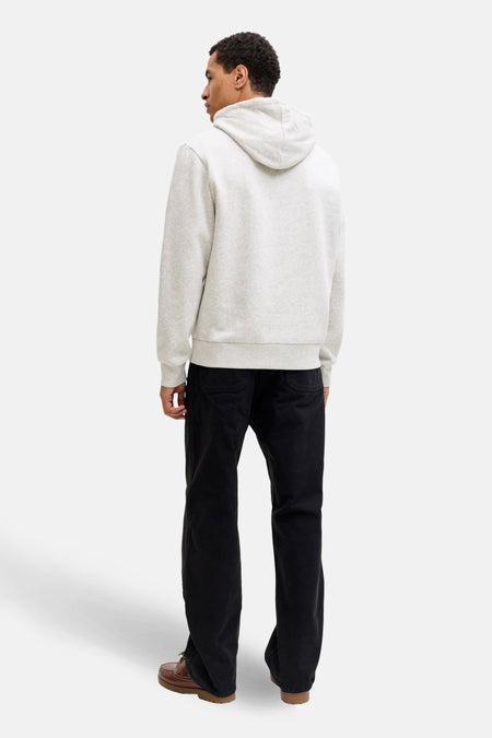 Man achterkant, grijze hoodie, zwarte broek.