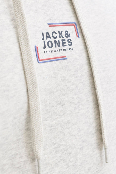 Close-up van een grijze Jack & Jones hoodie met trekkoorden en logo.