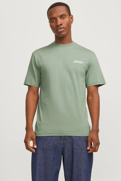 T-shirt vert de mantes courtes manSS BY JACK & J J,,é avec un jeans bleu foncé.