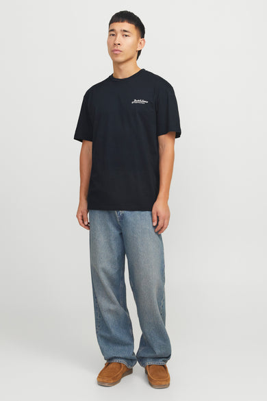 T-shirt bleu marine à manches courtes d'ORIGINALS BY JACK & JONES, porté avec des jeans larges et des chaussures en cuir de Suède.