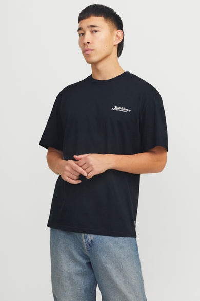 T-shirt bleu marine à manches courtes d'ORIGINALS BY JACK & JONES, porté avec un jean bleu.