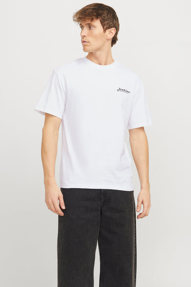 T-shirt blanc à manches courtes d'ORIGINALS BY JACK & JONES, porté avec des jeans foncés et des chaussures noires.