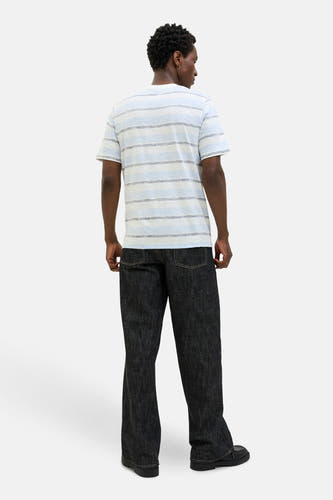 T-shirt bleu à manches courtes de PREMIUM BLUE par JACK & JONES, rayé et porté avec des jeans noirs et des chaussures.