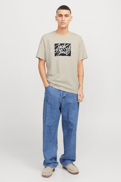 T-shirt beige à manches courtes d'ORIGINALS par JACK & JONES, avec une impression graphique sur la poitrine.