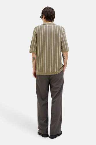 Kaki polo avec des manches courtes de PREMIUM BLUE par JACK & JONES, avec des rayures verticales et un pantalon foncé.
