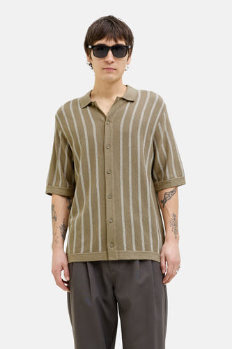 Kaki polo avec des manches courtes de PREMIUM BLUE par JACK & JONES, à un motif rayé et porté avec un pantalon gris.