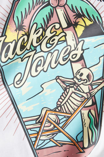 Print met "Jack & Jones" op een T-shirt met skelet in strandstoel.