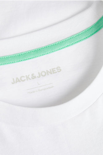 Wit Jack & Jones T-shirt met groene boord en label.
